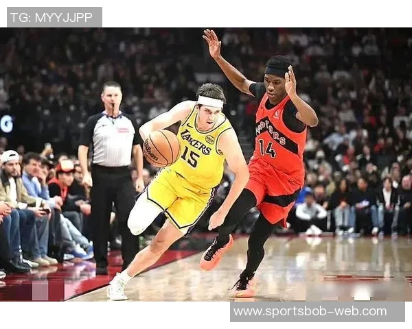 湖人训练场景曝光斯玛特紧逼八村里夫斯全力防守展现球队默契