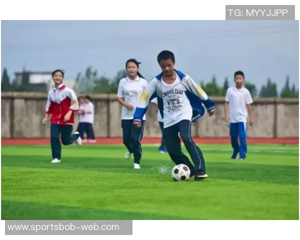 踢球背后的故事纳因戈兰母亲独自抚养五子艰辛历程 踢球背后的故事纳因戈兰母亲独自抚养五子艰辛历程